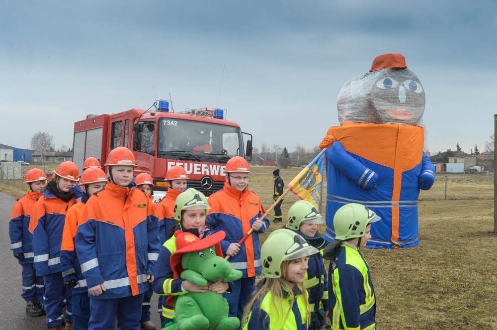 Die Kinder- und Jugendfeuerwehr im Anmarsch. Die Jungen und Mädchen dürfen den fertigen Florian bestaunen.