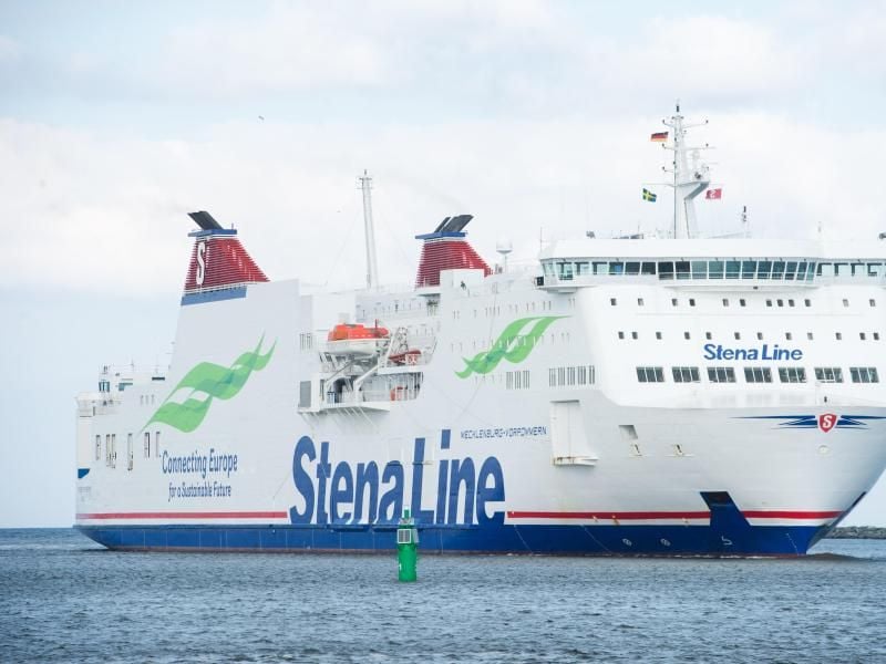 Eine Fähre der Reederei Stena Line passiert Rostock-Warnmünde. Foto: Stefan Sauer/Archiv