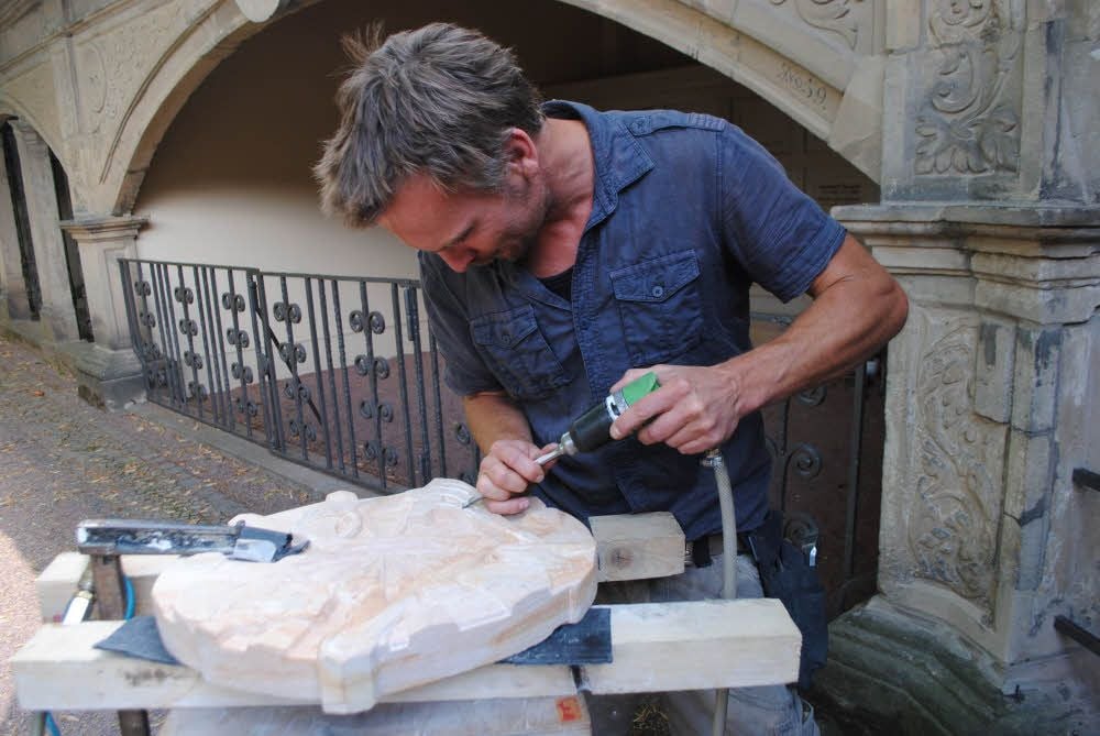 Bildhauer Martin Roedel arbeitet an einem Relief für den Grabbogen Nummer 66 auf dem historischen Stadtgottesacker.