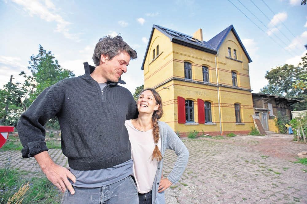 Gregor Roth und Rebecca Rasem hauchen dem Bahnhof Großzöberitz wieder Leben ein. Sie haben ihn im April 2015 gekauft.
