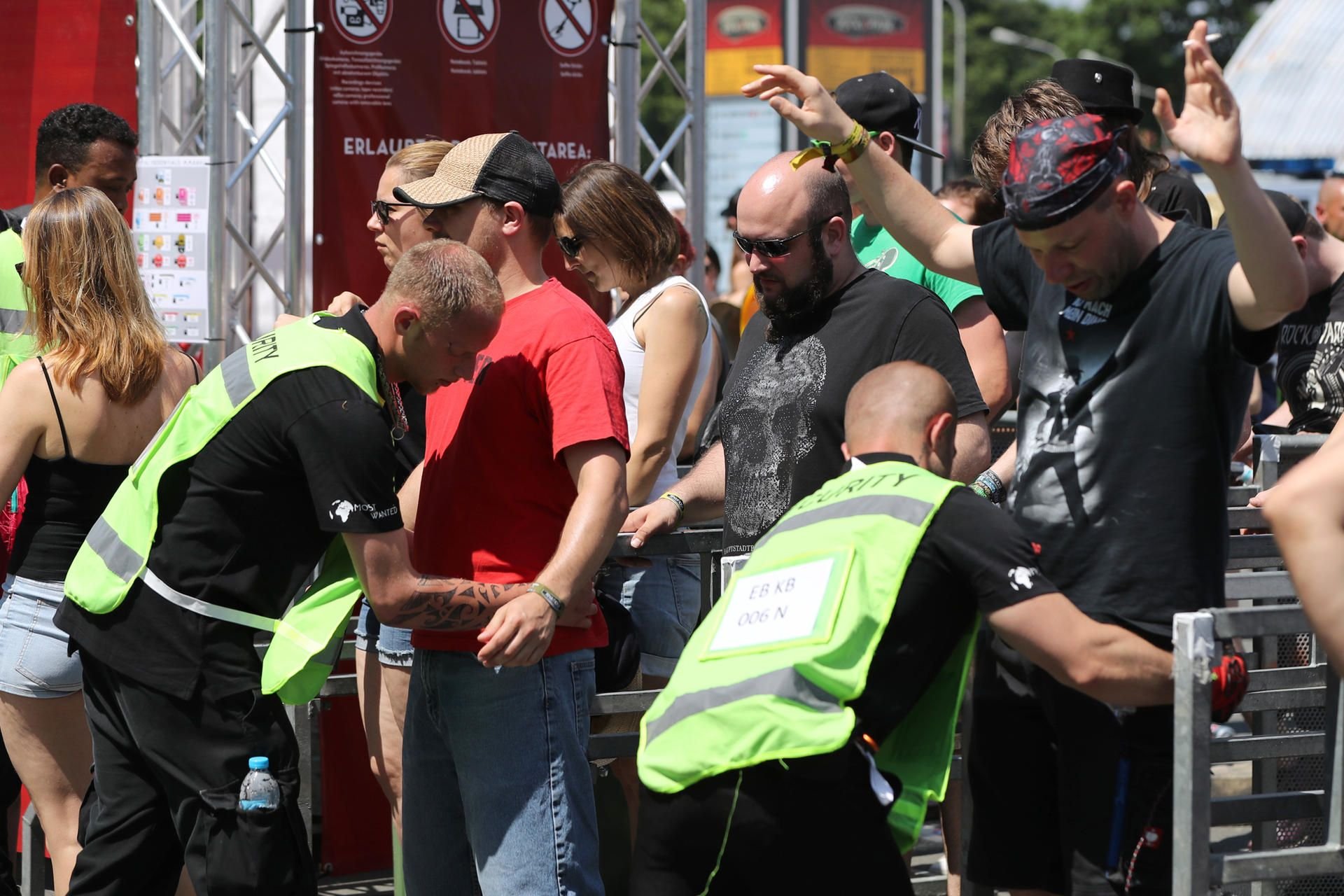 Mitarbeiter eines Sicherheitsdienstes kontrollieren in Nürnberg (Bayern) am Eingang zum Festivalgelände von Rock im Park die Besucher.