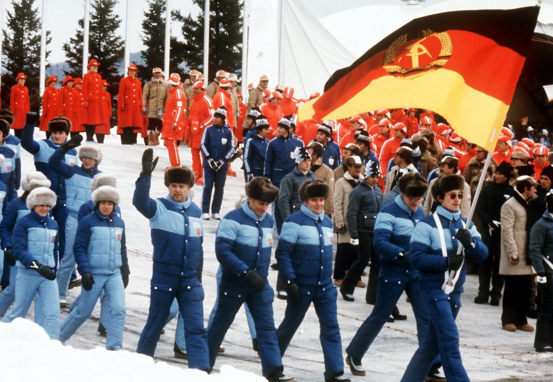 Die DDR-Mannschaft beim Einmarsch der Nationen zur Eröffnung der Olympischen Winterspiele von Lake Placid 1980. Eiskunstläufer Jan Hoffmann trägt die Fahne.