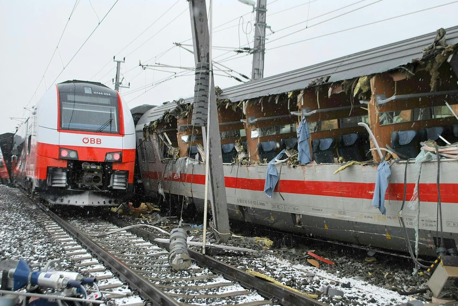 Der EuroCity von Graz nach Saarbrücken war bei Niklasdorf in der Steiermark aus bisher ungeklärter Ursache seitlich gegen einen Nahverkehrszug geprallt.