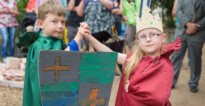 Die Stifterfiguren Uta und Ekkehard begrüßen nicht nur die Gäste der Geburtstagsfete, sondern führen auch ein Mittelalter-Tänzchen auf.