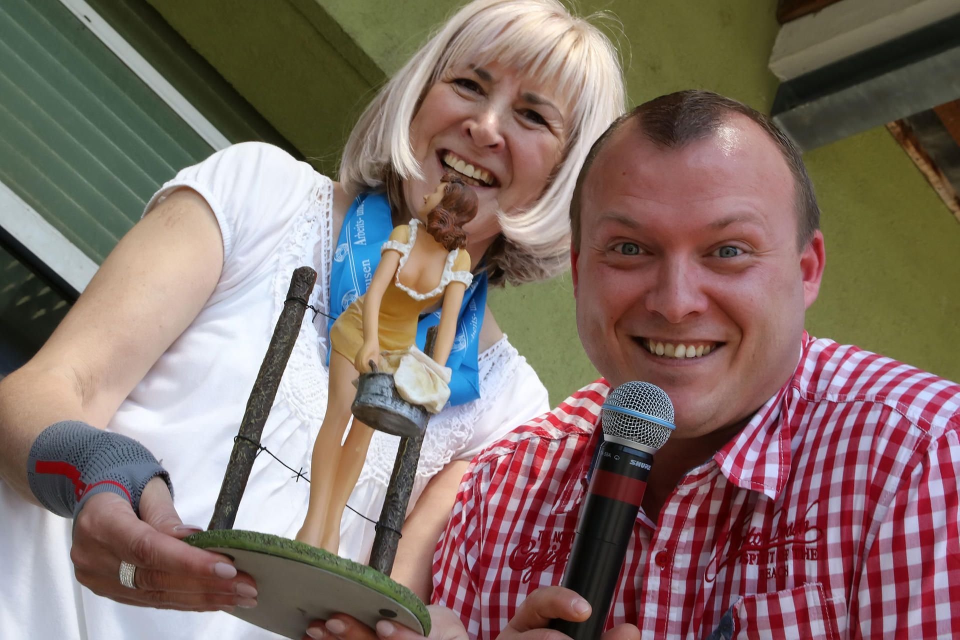 Auktionatior Frank Bauer und Iris Wöhlemann präsentierten die teilweise skurrile Spenden.