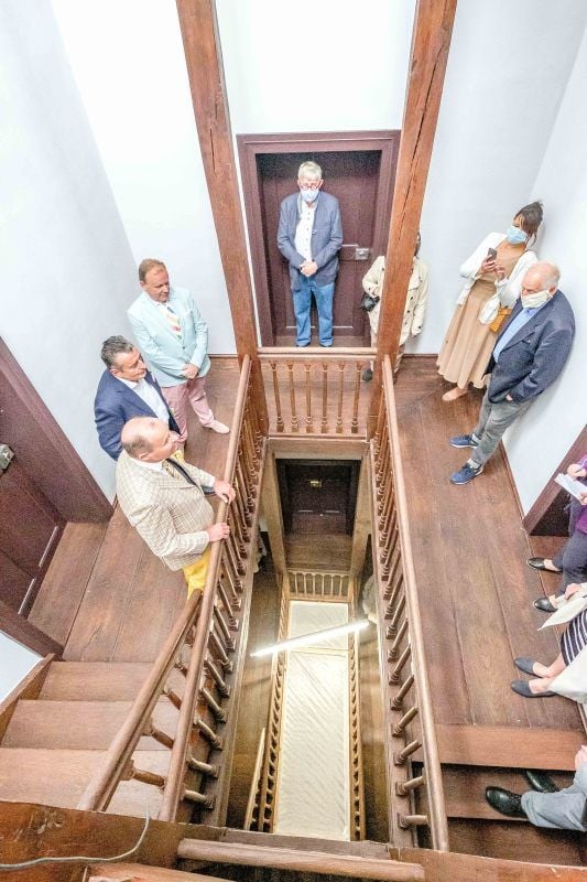 Auch im Holz dem Original nachempfunden: im Treppenhaus