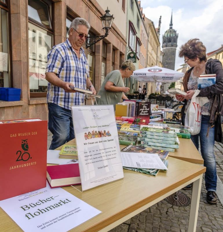 Auch in diesem Jahr zog der Bücher-Flohmarkt vor der Stadtbibliothek zum Tag des Buches wieder die Leseratten an. Organisiert wurde er vom Förderverein.