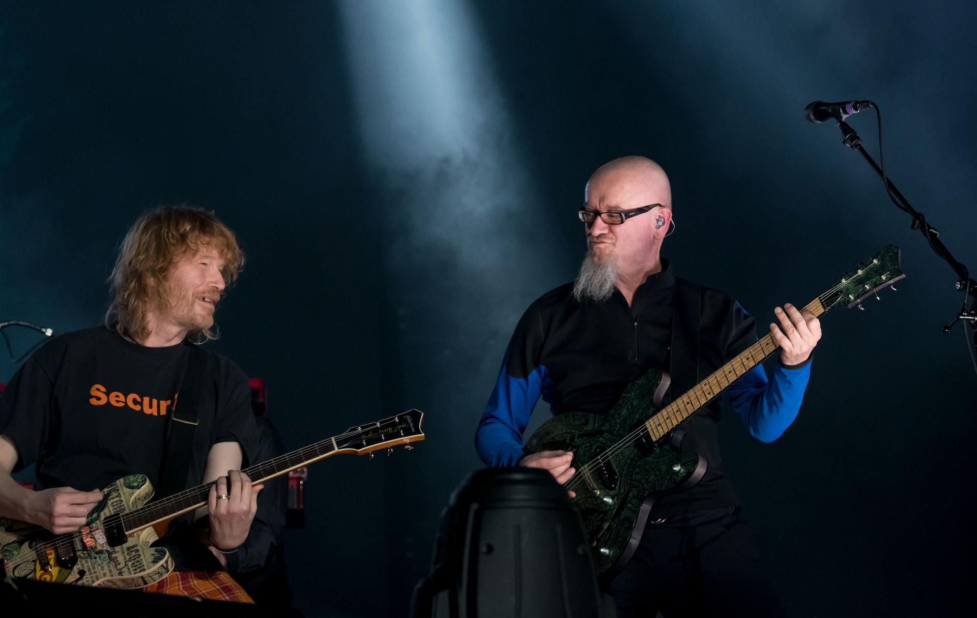 Gitarristen der Rockband "Fury In The Slaughterhouse", Christof Stein-Schneider (l) und Gero Drnek