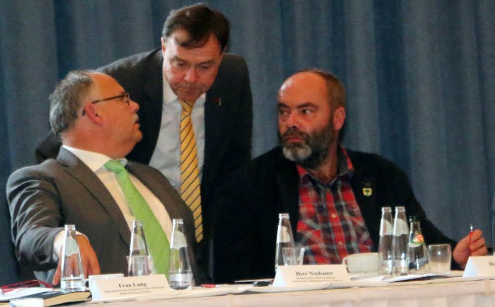 Klaus-Rüdiger Neubauer, Michael Jahn und Michael Stawski (v.l.) verständigen sich in der vierstündigen Beratung im Fliegerhorst Holzdorf kurz über das weitere Vorgehen.