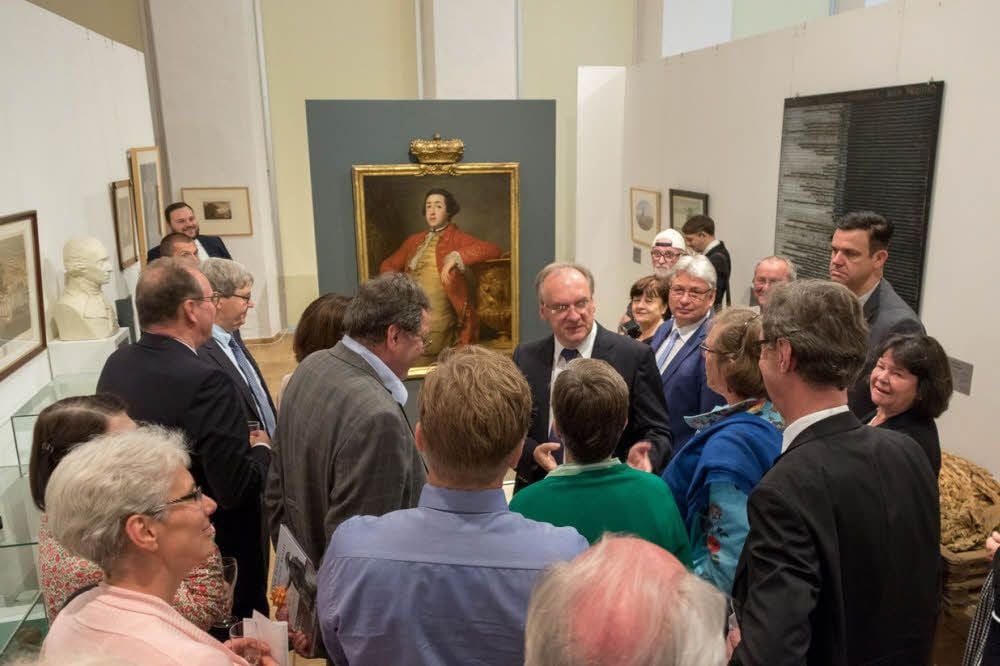 Vätersprechstunde: Vater Franz (hinten, gemalt 1766 von Anton von Maron) und Landesvater Reiner Haseloff (Mitte) in der Dessauer Ausstellung.