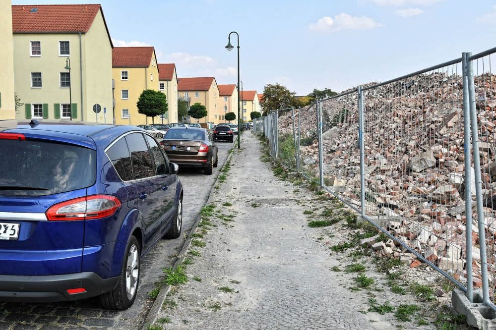 Neben den sanierten Häusern im Handwerkerviertel türmt sich seit Monaten der Schutt auf der anderen Straßenseite.