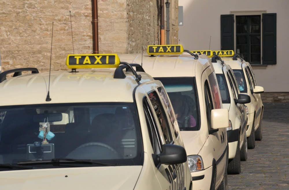 Die Taxibetriebe im Landkreis fürchten, dass ein Absenken der Preise zu Entlassungen führen wird.