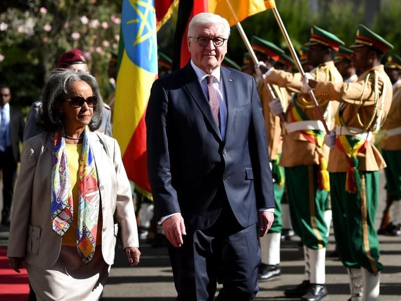 Bundespräsident Steinmeier wird von Sahle-Work Zewde, Präsidentin der Demokratischen Bundesrepublik Äthiopien, mit militärischen Ehren empfangen. Foto: Britta Pedersen