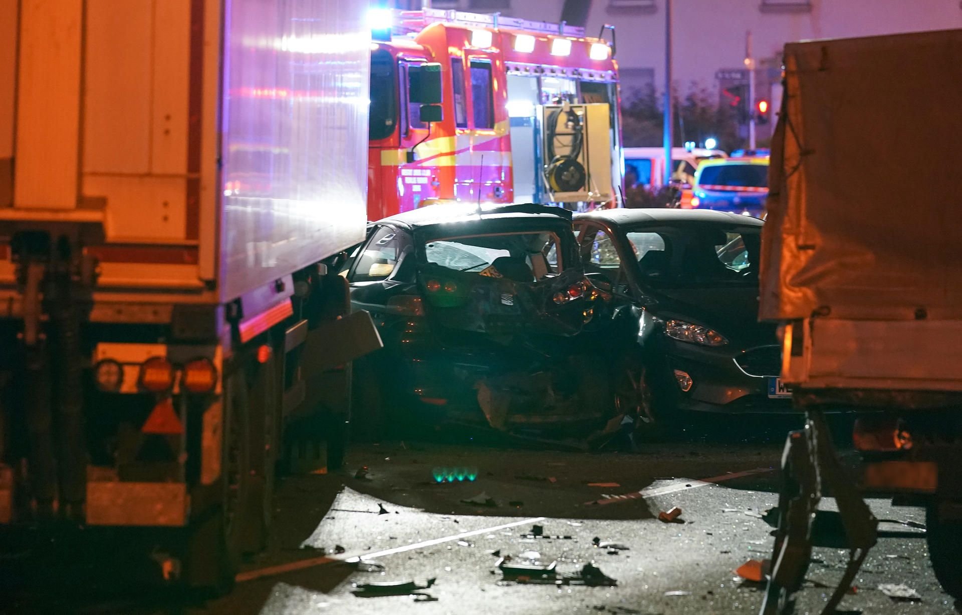 Der Fahrer des Lasters wurde nach dem Vorfall am Bahnhof Limburg vorläufig festgenommen.