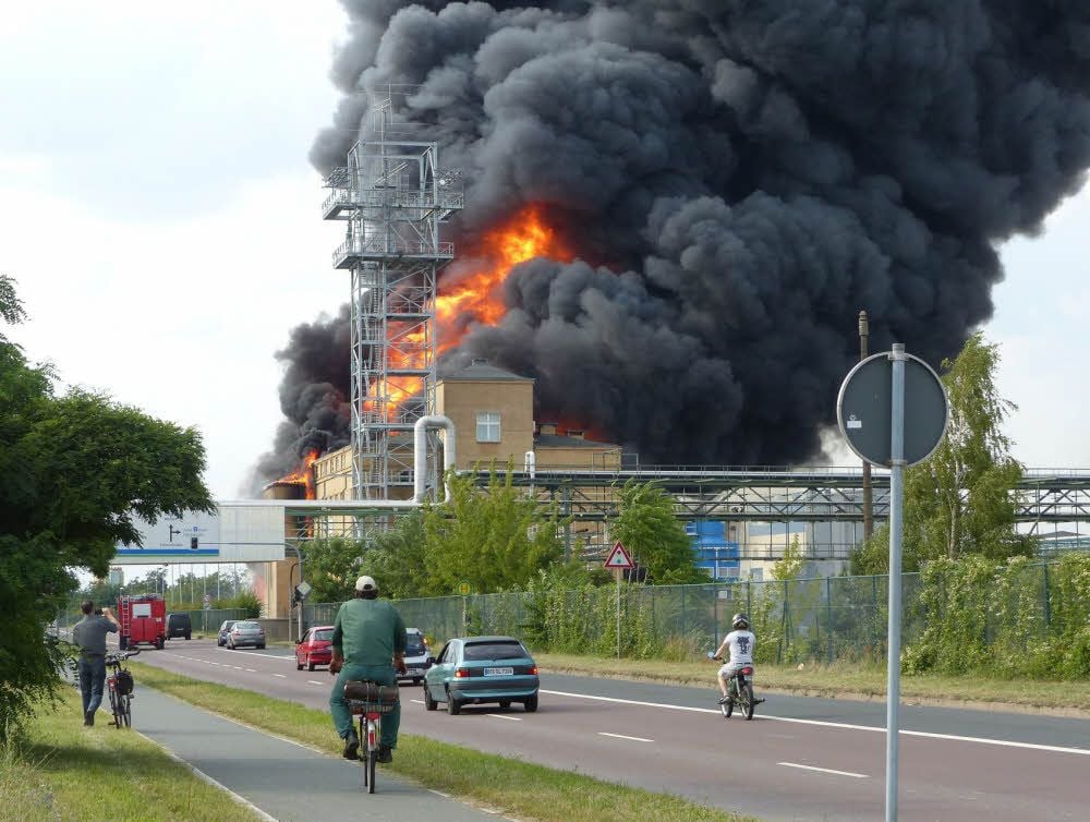 Das Produktionsgebäude brennt lichterloh.