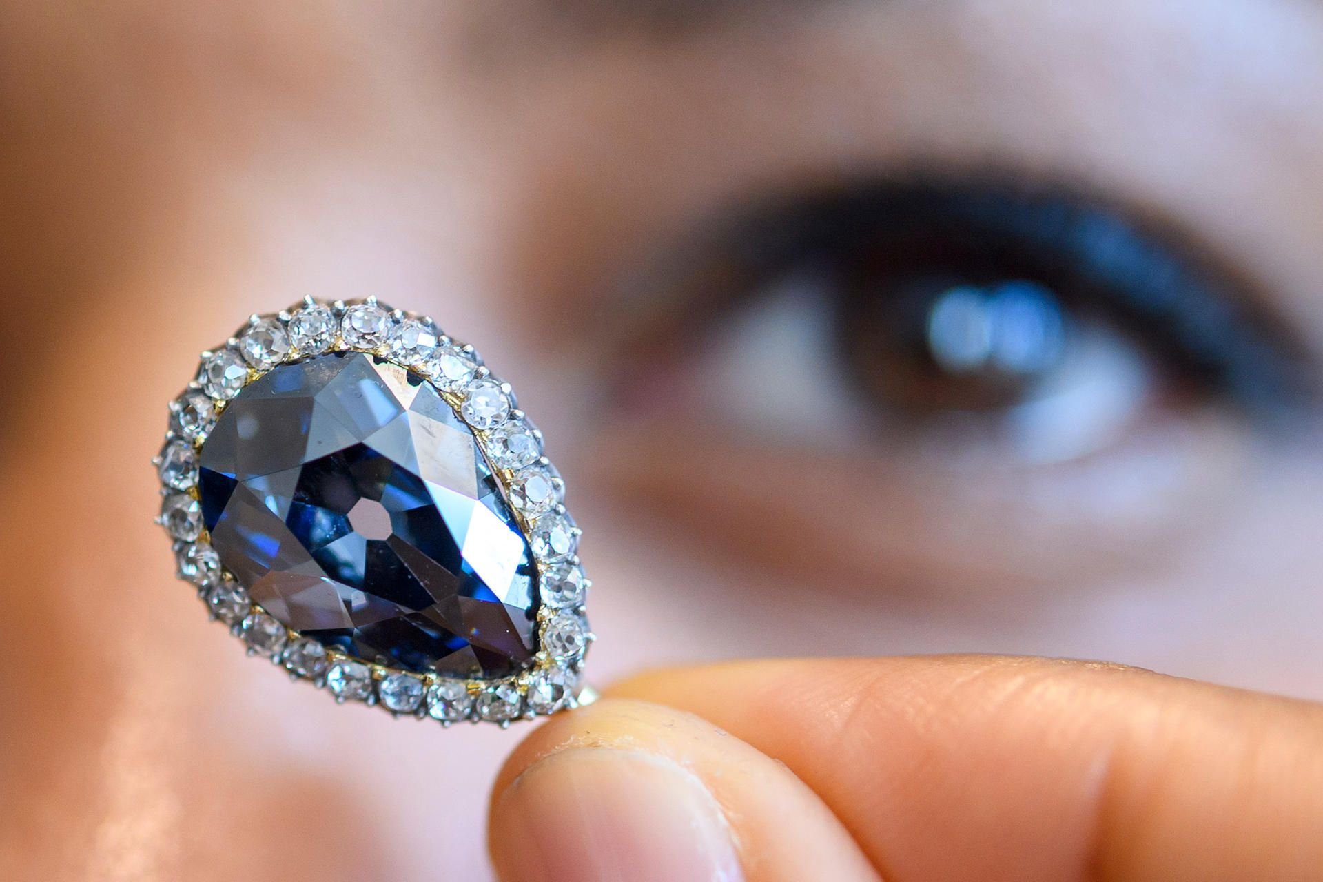 Eine Mitarbeiterin von Sotheby's präsentiert den historischen Diamanten Farnese Blau während einer Vorschau in der Sotheby's.
