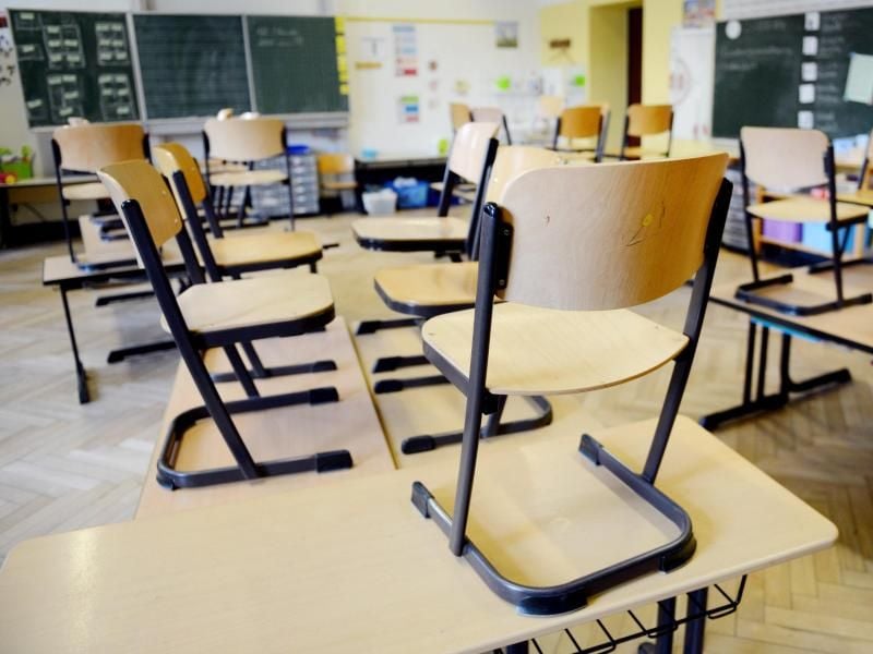 Stühle stehen in einer Schule in Gelsenkirchen nach Unterrichtsende auf den Tischen. Foto: Caroline Seidel