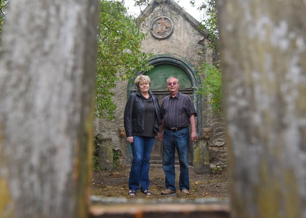 Monika Habermann und Peter Meinhart befassen sich seit Jahren mit der Geschichte des Sinti-Mausoleums in Osendorf.