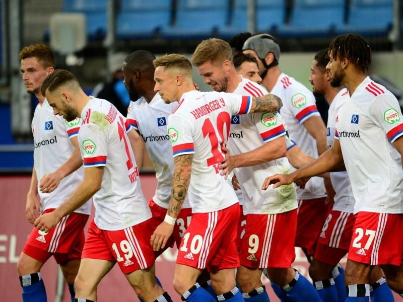 Die HSV-Spieler bejubeln den 2:1-Sieg gegen Fortuna Düsseldorf. Foto: Daniel Bockwoldt/dpa