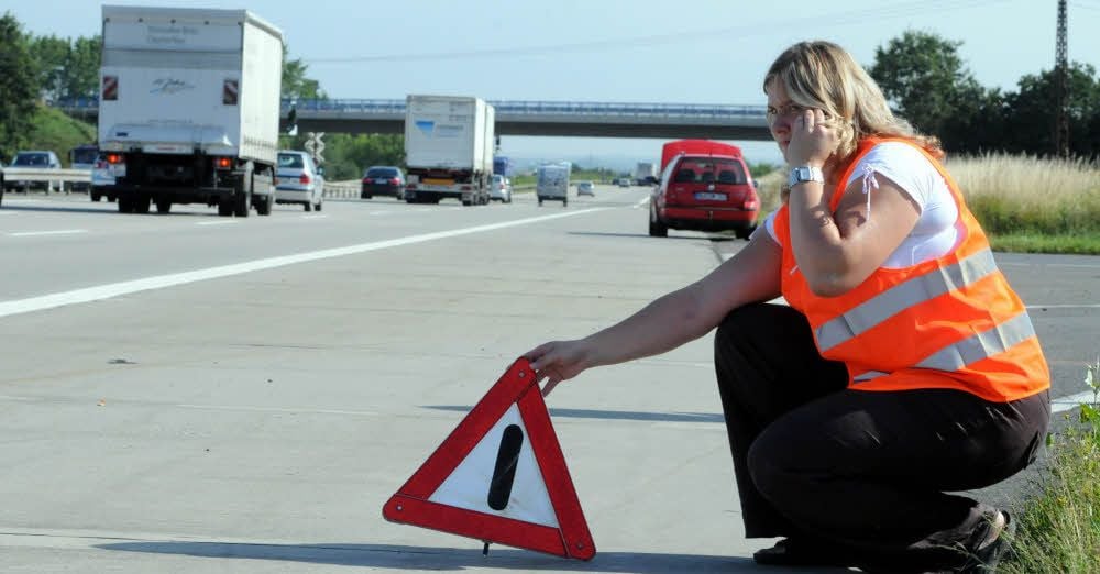 Polizeihauptkommissarin Tina Böttcher weist darauf hin, wo das Dreieck zu stehen hat - 100 Meter vor der Pannenstelle muss es aufgestellt werden. Das Foto wurde im Sommer zu Demonstrationszwecken aufgenommen.