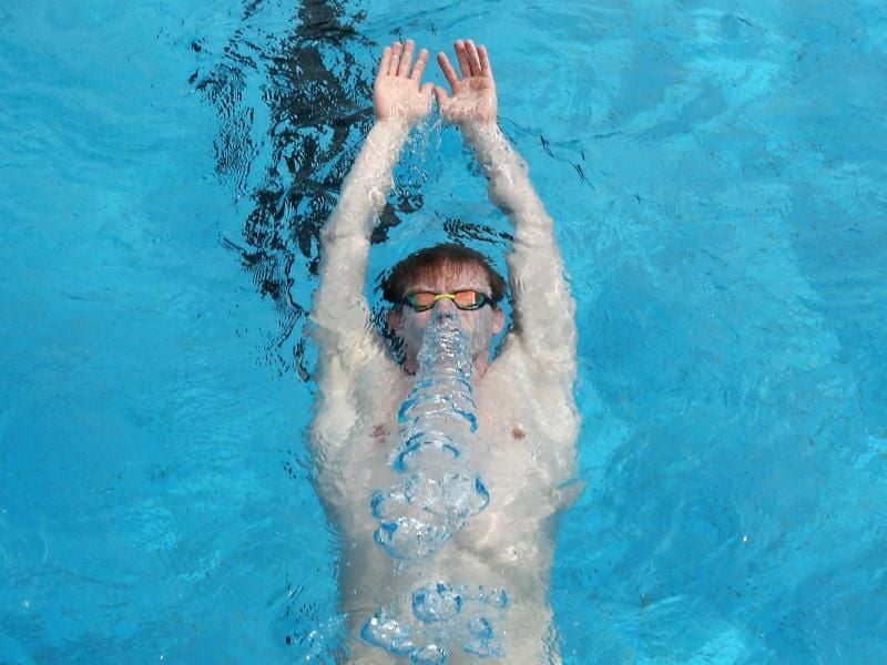Öffentliche Bäder müssen das Wasser mit Chlor präparieren. Wer es verschluckt, muss keine gesundheitlichen Folgen fürchten. Foto: Roland Weihrauch/dpa
