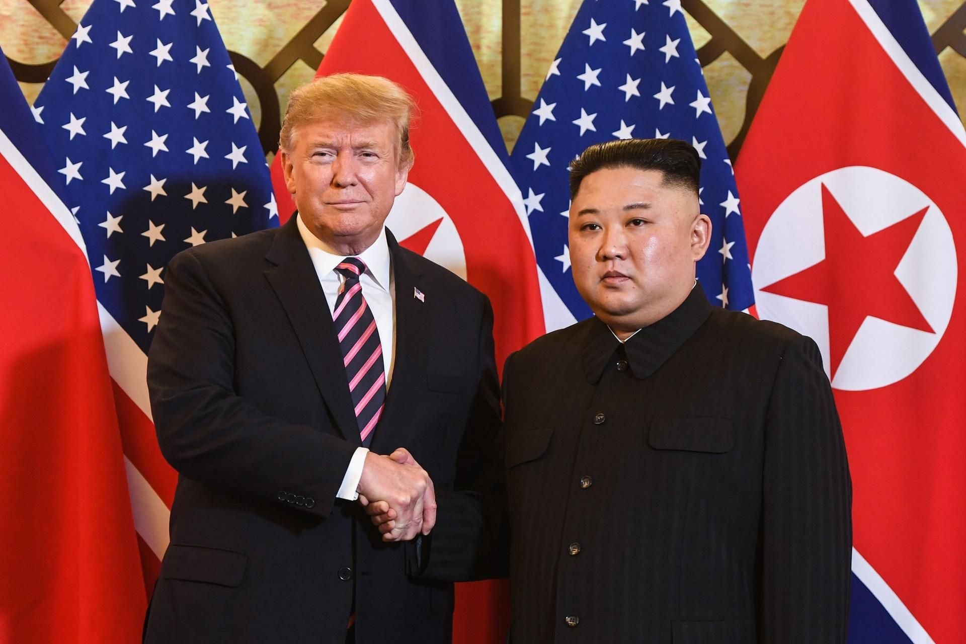 Trump und Kim geben sich die Hand