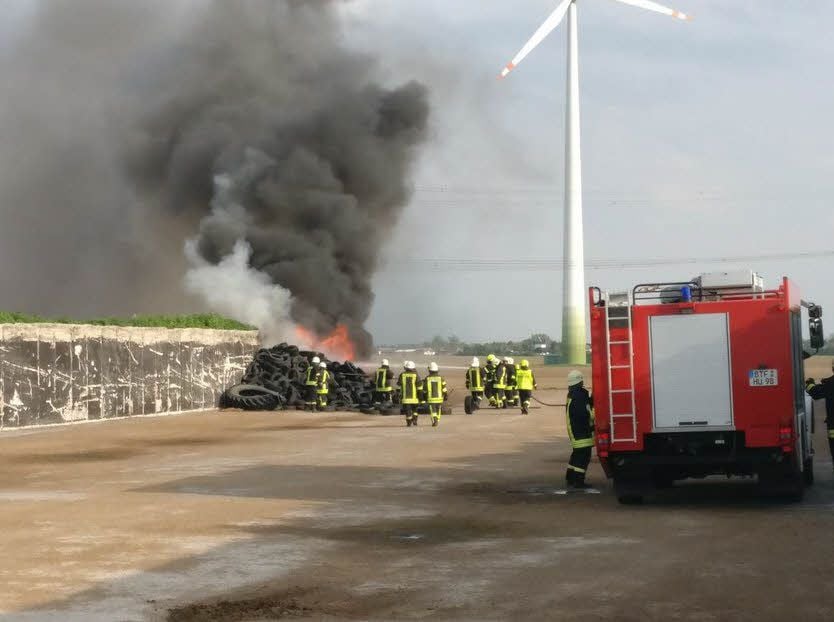 Die Feuerwehr hat mit dem Löschangriff begonnen.