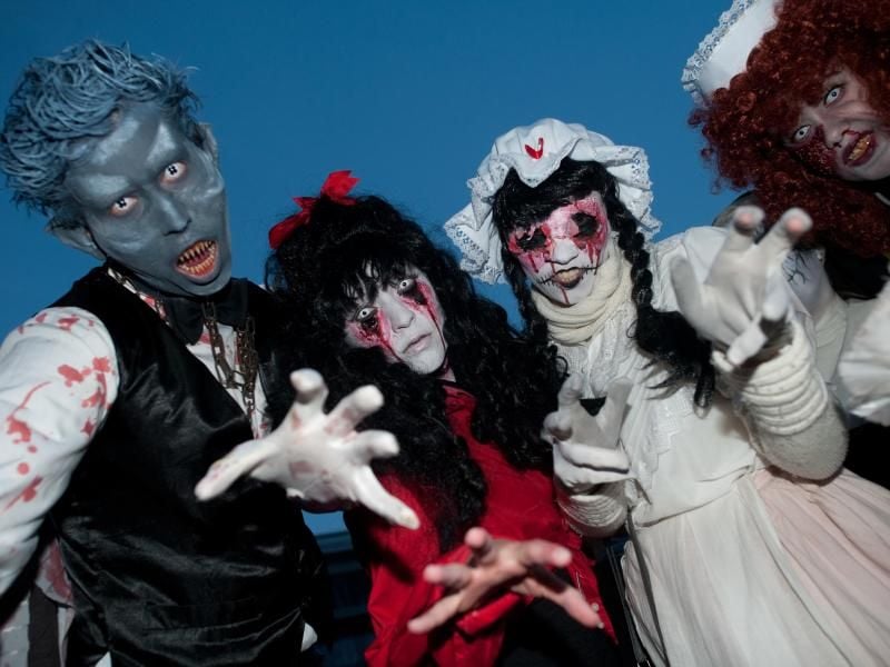 Unkenntlich maskiert oder in behindernden Kostümen steigen Halloween-Fans besser nicht hinters Lenkrad. Foto: Klaus-Dietmar Gabbert