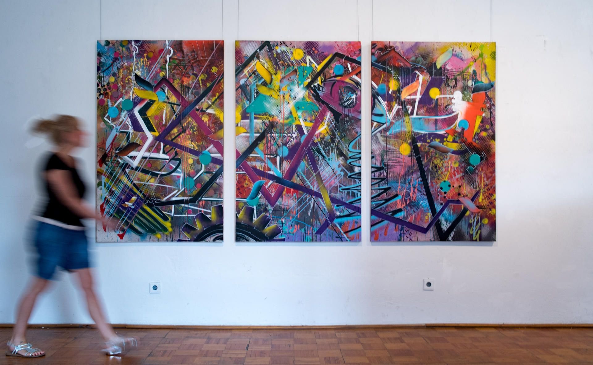 Große Stellwände mit Graffiti-Motiven im klassischen Ambiente: Das Museum Weißenfels zeigt von Donnerstag an eine schrill-bunte Ausstellung.