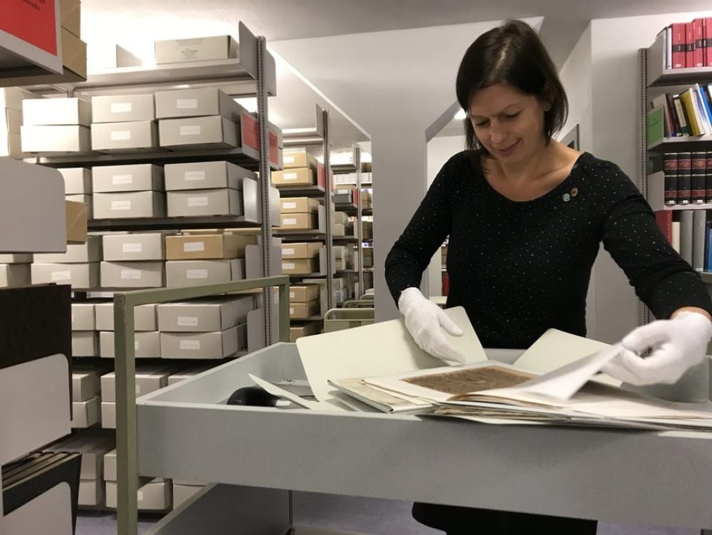 Susan Guschel überprüft im Archiv der Franckeschen Stiftungen historische Schriftstücke auf Schäden.