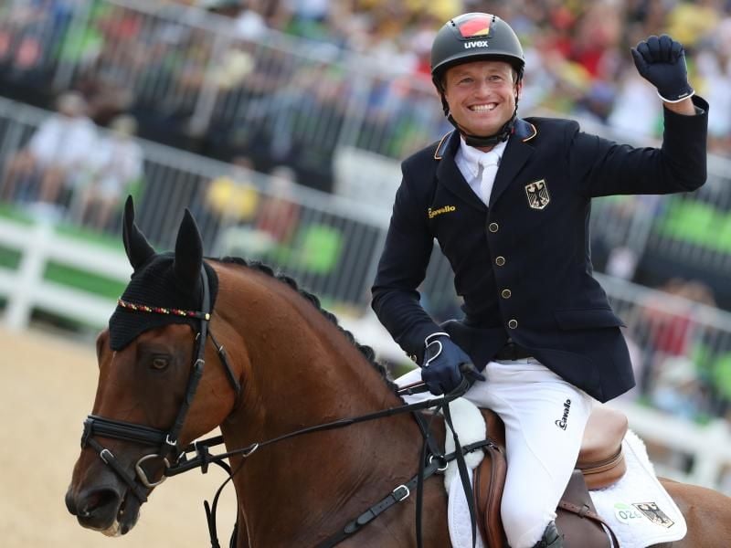 Vielseitigkeitsreiter Michael Jung, hier auf seinem alten Pferd Sam bei den Olympischen Spielen 2016. Foto: Friso Gentsch