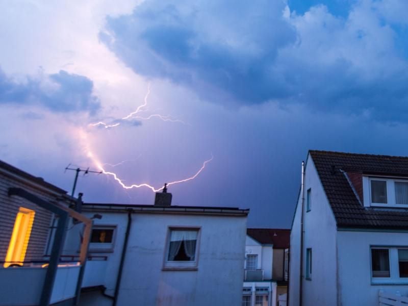 Die Hausratversicherung deckt auch das Risiko Blitzschlag mit ab. Bei den Preisen liegen die Tarife mitunter weit auseinander. Foto: Lino Mirgeler/dpa/dpa-tmn