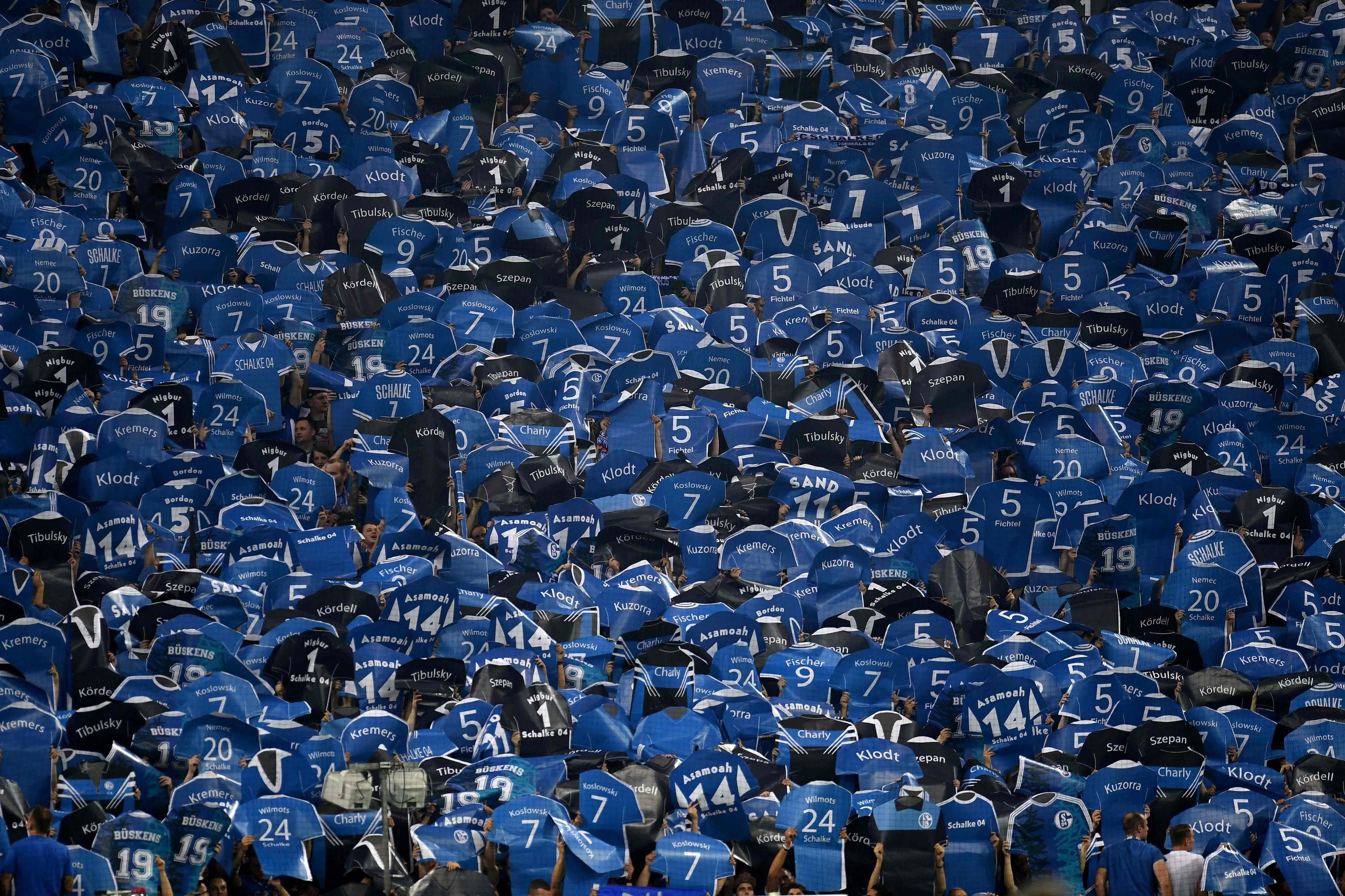 Die Ultra auf Schalke beeindruckten mit einer ausgefallenen Choreographie.