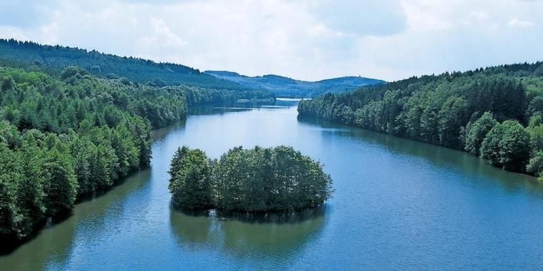 Mit dieser idyllischen Insel wirbt Krombacher für sein Bier.