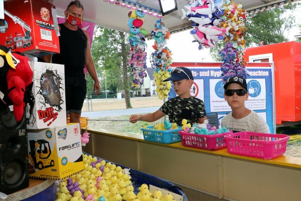 Maximilian und Damian Pohl haben ihren Spaß am Entenangeln. Das ist eins der Angebote beim Kinder- und Familienjahrmarkt in Jessen, der bis zum Sonntag besucht werden kann.