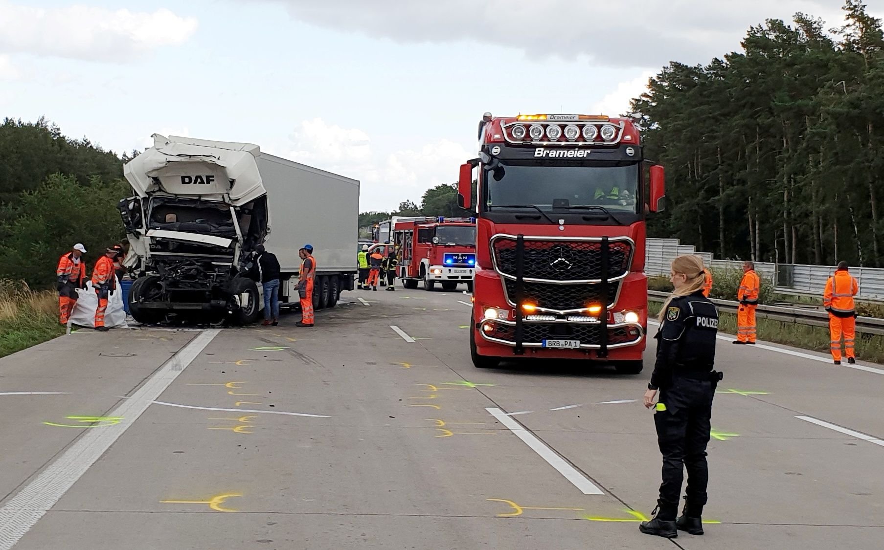Zwei Menschen starben in einem Lkw, der am Mittwoch ungebremst auf ein Stauende bei Burg gefahren war. Die Identitäten der Toten waren zunächst unklar.