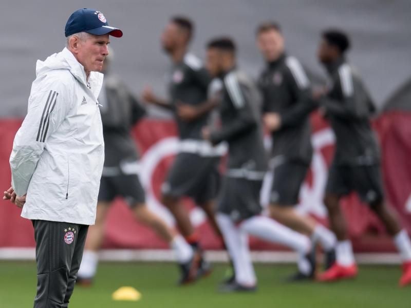 Jupp Heynckes (l) leitet das Abschlusstraining beim FC Bayern München. Foto: Sven Hopppe