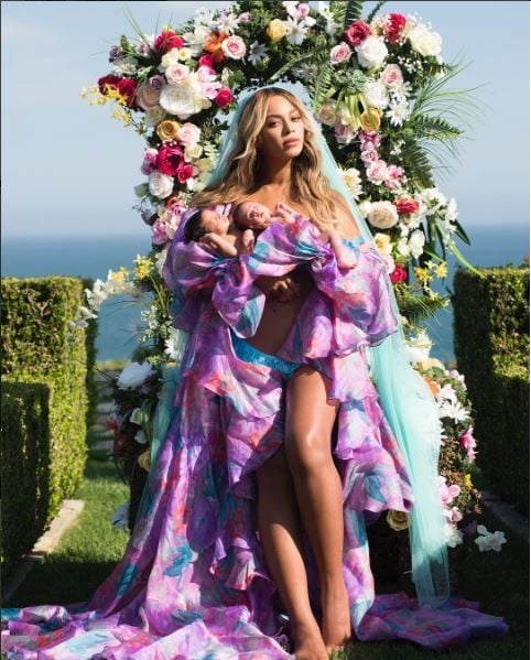 So präsentiert Beyoncé ihre ein Monate alten Zwillinge Rumi und Sir Carter.