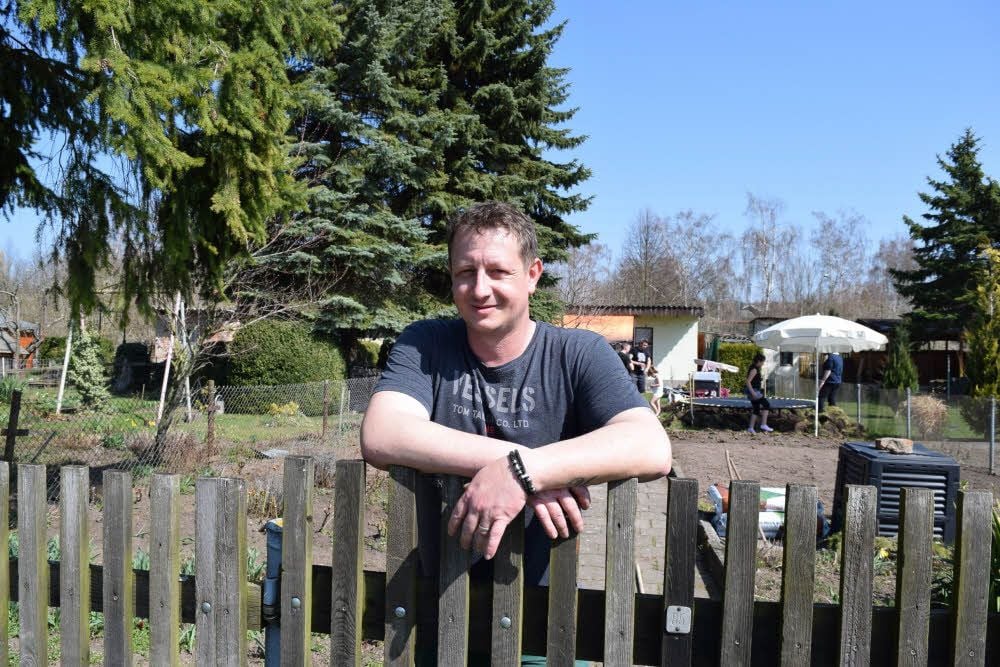 Sven Berge hat erst im Herbst vergangenen Jahres mit seiner Familie eine Parzelle in der Kleingartenanlage „Kosakenwiese“ in Allstedt übernommen. Er hofft, dass es für die Kleingärtner auf ihren Parzellen weiter geht.