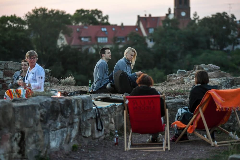 Besucher schlagen ihre Lager noch im Tageslicht auf, um die atemberaubende Aussicht zu genießen.