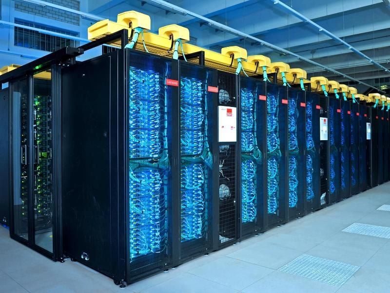 Zusammen mit dem „SuperMUC-NG” am Leibniz Rechenzentrum soll „Hawk” aus Stuttgart künftig unter den Top Ten der weltweit schnellsten Rechenanlagen zählen. Foto: Veronika Hohenegger/100zehn GmbH/dpa