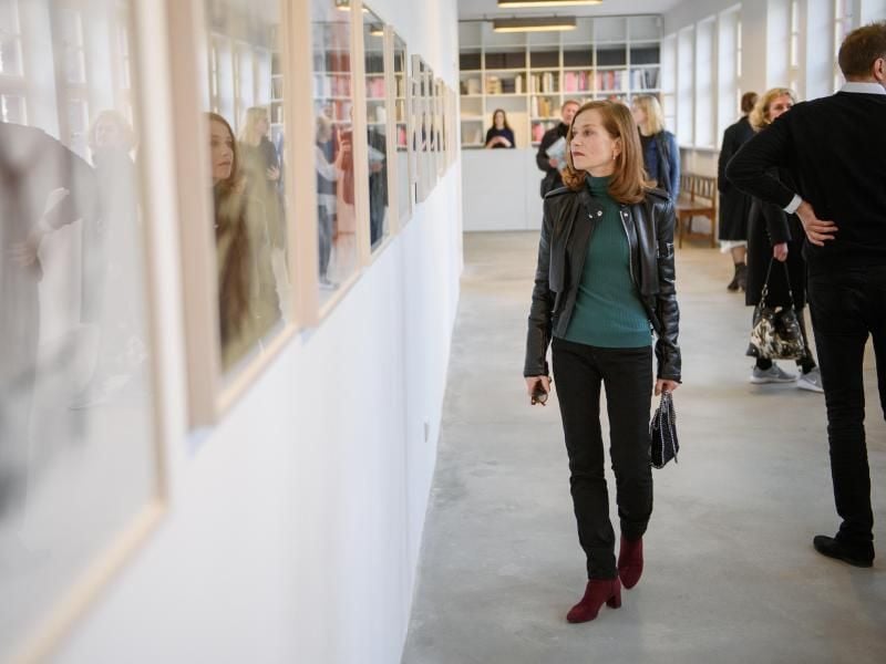 Schauspielerin Isabelle Huppert in der Michael Fuchs Galerie in Berlin. Foto: Gregor Fischer