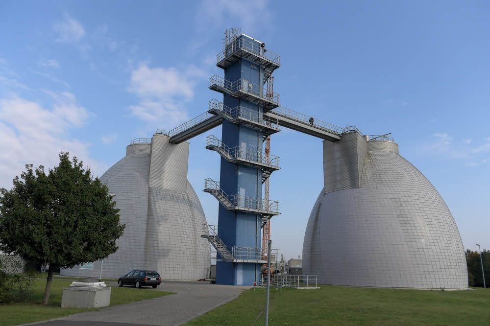 Die beiden Faultürme in der „Kläranlage Nord“ in Halle-Lettin. Hier haben Taucher die Mechanik von Unrat befreit.