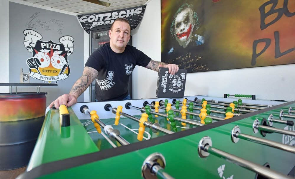 Während man bei Ronny Maak auf seine frische Pizza wartet, kann man sich am Tischkicker sportlich betätigen.
