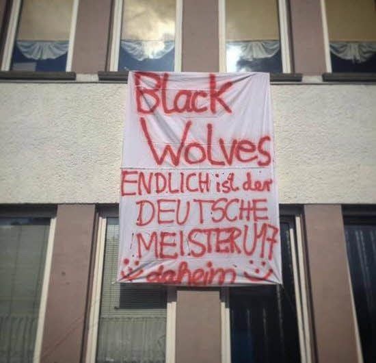 Der Meister wird mit einem Plakat empfangen.