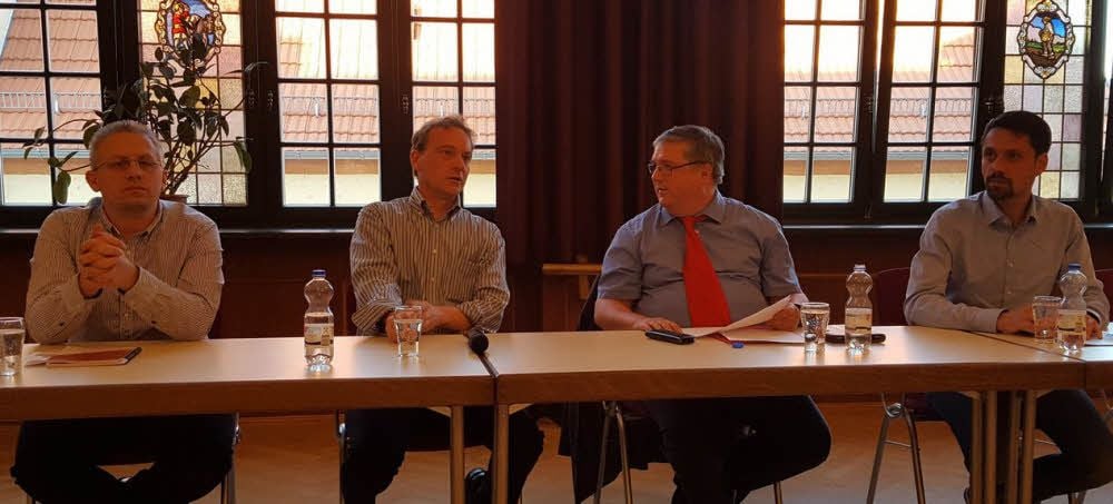 Conny Schiemann (links), Jan Ochmann (2. von links) und Seluan Al-Chakmakchi (rechts) wollen Bürgermeister der Verbandsgemeinde werden. Am Mittwochabend moderierte René Kiel das letzte Forum vor der Wahl.