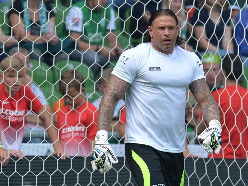 Aufgepumpter Oberkörper, Solarium-Bräune, Tätowierungen, gegelte Haare: Tim Wiese fällt auf. Foto: Carmen Jaspersen