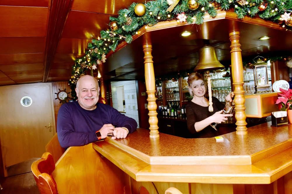 Inhaber Jürgen Meinicke und seine Angestellte Anika Müller kümmern sich im Schiff um die Gäste.