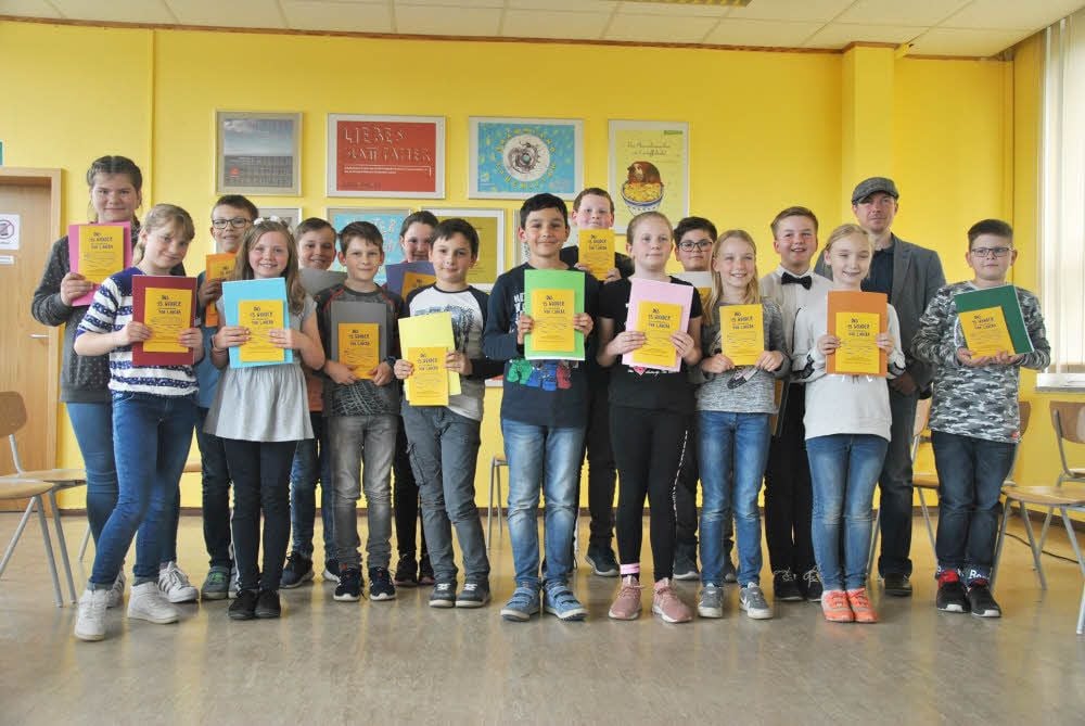 Sind stolz auf ein Buch mit eigenen Texten: die Schulschreiber der Bödecker-Schule und Oberschulschreiber Marco Organo.