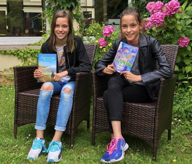 Die Geschwister Charlotte und Luise Zander sind glücklich mit ihren brandneu ausgeliehenen Büchern.
